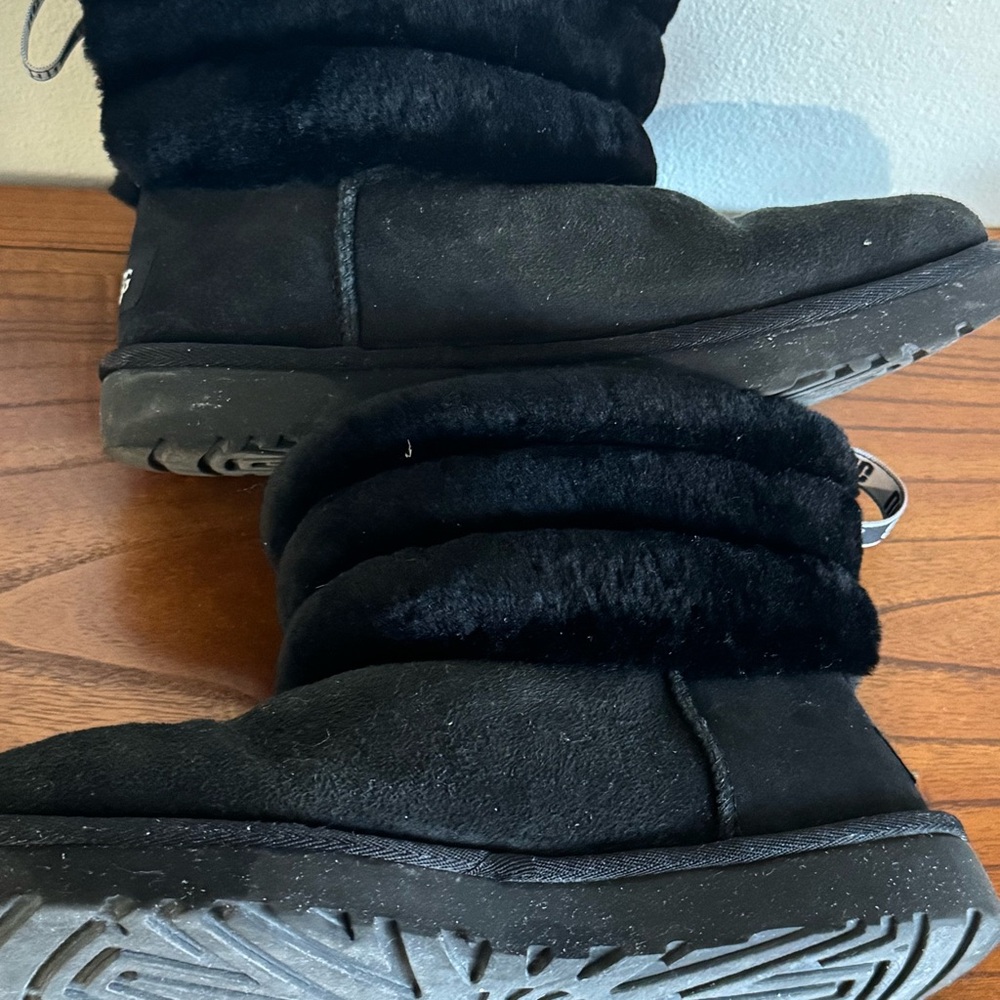 Ugg Classic Black Mini Fluff Quilted Boots Women’s Size 8 - Picture 5 of 6